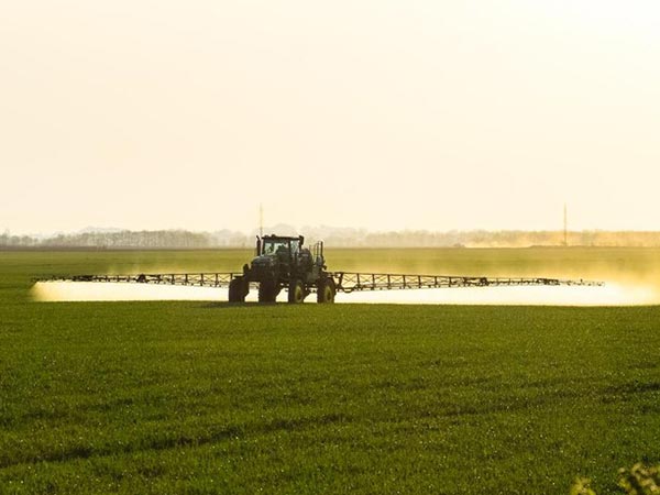 Qual é o princípio de funcionamento do spray de boom agrícola?